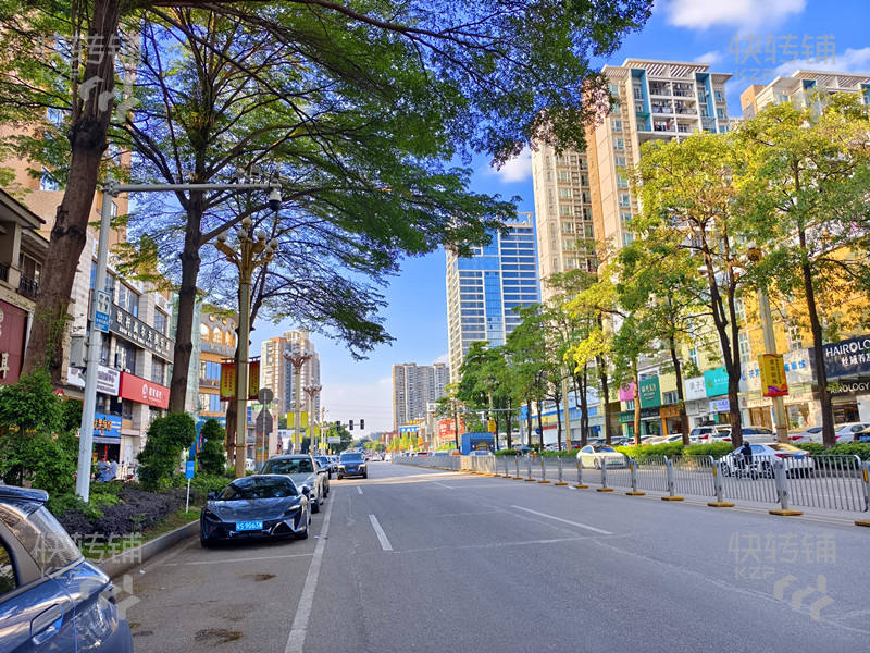 黄江环城路‘眼镜店’转让/可空转【旁边天虹商场、星光城、富人集中区、空铺适合行业多】