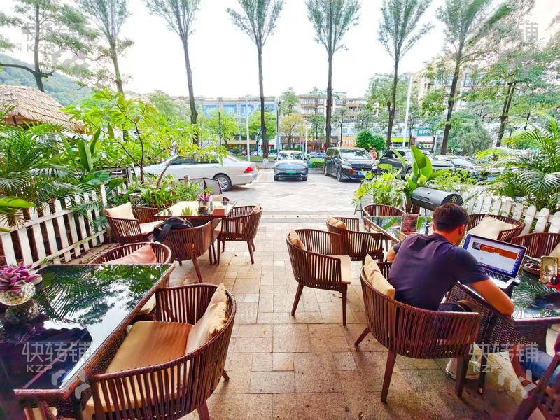 東城‘星河傳說’東料理店轉讓【小區出入口處、餐飲街、外國人多、豪華裝修、多個高端小區】