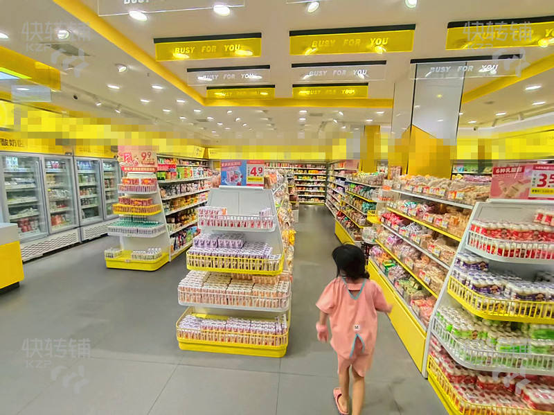 长安乌沙零食店转让【营业额1万+，美食商业广场，路口拐角位，多门面招牌醒目，住宅楼密集，客流量大】