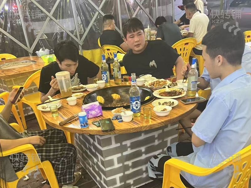 東城‘工廠出入口’夜宵店轉(zhuǎn)讓【旁邊住宅工廠圍繞、商住一體街鋪、人流集中、外擺空間大】