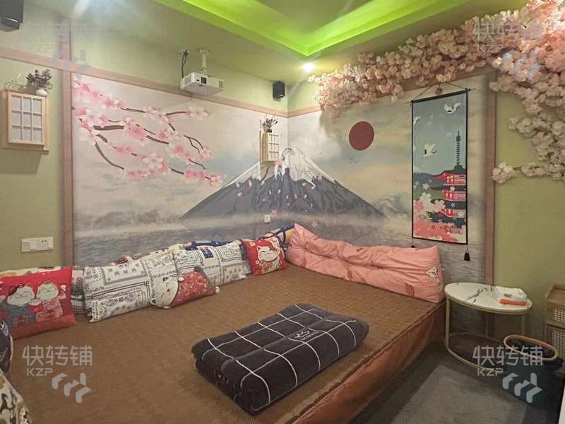 急轉常平步行街出入口位置盈利中私人影咖轉讓【附近年輕群體，百花時代廣場，夜街熱鬧，帶店鋪微信2000+會員】可空轉