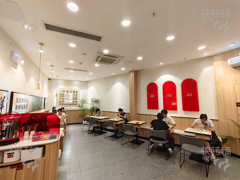 東城萬(wàn)達(dá)金街出入口處螺螄粉餐飲店轉(zhuǎn)讓【每天營(yíng)業(yè)額穩(wěn)定，美食一條街，高端小區(qū)，旁邊酒店沐足、KTV、電影院】