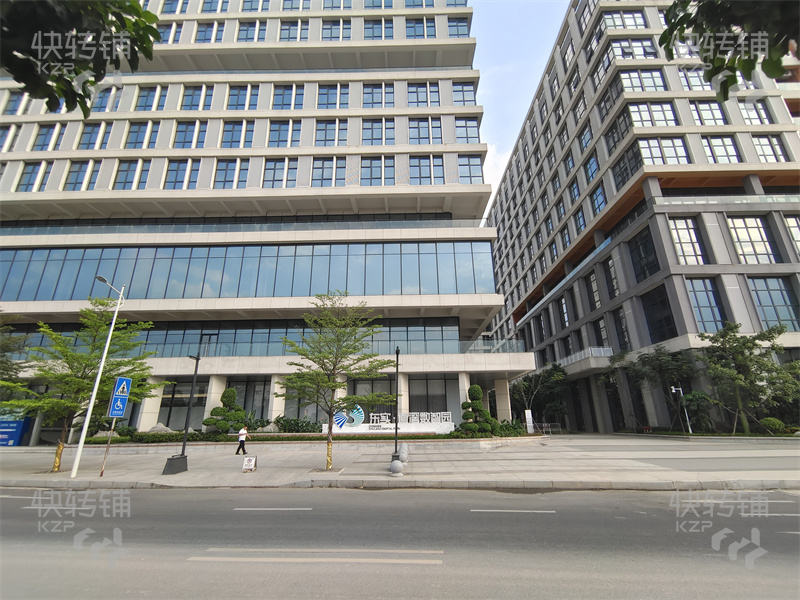 道滘“鑫港灣購物廣場”餐飲店低價轉讓【兩個商場旁、近路口、這邊已建好一個大型工業園，預計人數4-5萬人】可空鋪轉