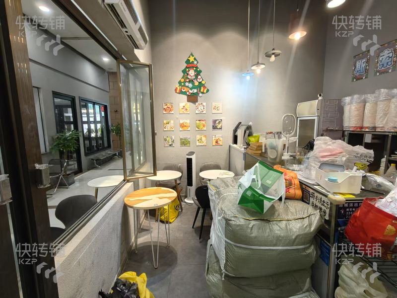 南城‘匯一城’輕食沙拉店轉讓【處CBD商圈，挨著鴻福路地鐵口，旺季月可做6萬左右、帶技術，可空轉！】