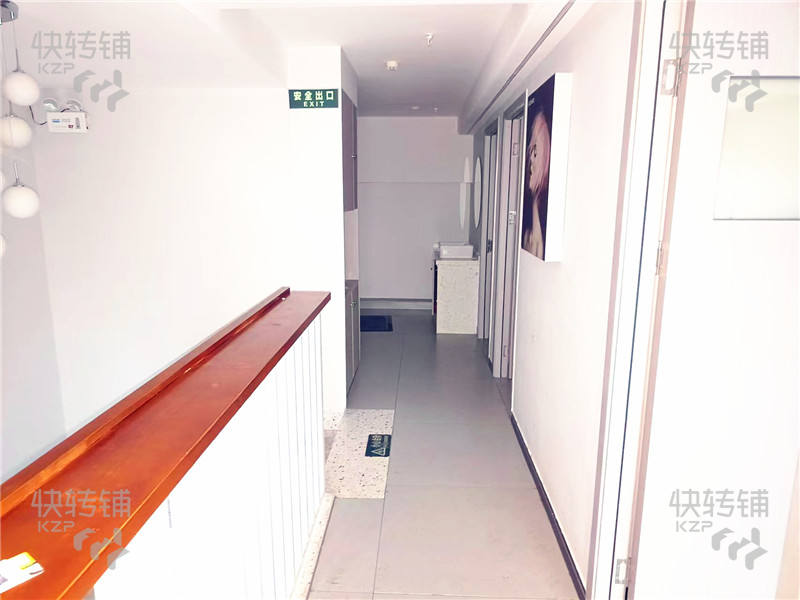 寮步萬潤美容美發館空鋪招租【商業廣場中心，客流量車流量大、招牌大氣醒目，交通停車便利】