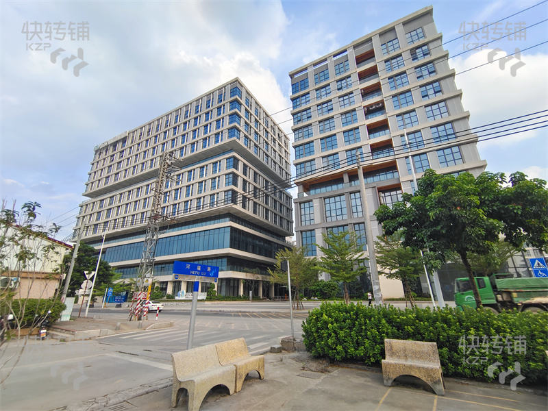 道滘“鑫港灣購物廣場”餐飲店低價轉讓【兩個商場旁、近路口、這邊已建好一個大型工業園，預計人數4-5萬人】可空鋪轉