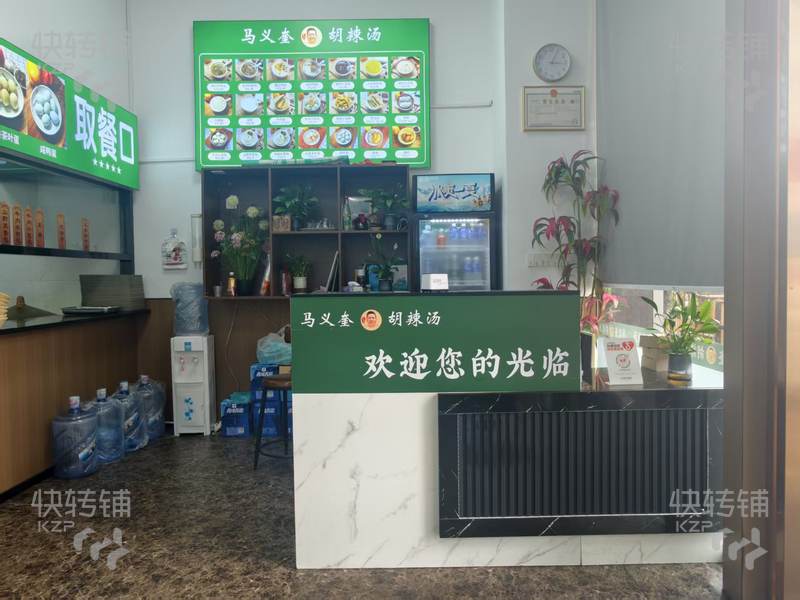 長安鎮(zhèn)霄邊大街花漫城對面餐飲店轉(zhuǎn)讓【旁邊酒吧，酒館多，人流集中，適合經(jīng)營各種菜系】