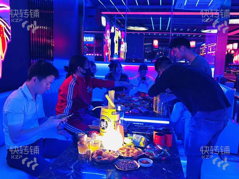 整店轉(zhuǎn)讓10萬(wàn)包含3萬(wàn)押金，厚街廣場(chǎng)‘高端豪華’小酒館轉(zhuǎn)讓/可做其他行業(yè)餐飲等等【正對(duì)中百惠購(gòu)物廣場(chǎng)、近萬(wàn)達(dá)、萬(wàn)科城市廣場(chǎng)、地鐵站幾百米，適合做餐飲】