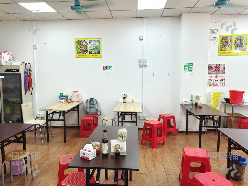 東城‘慶峰花園小區’餐飲店轉讓【6年老店、對面小區大門口、旁幼兒園、人流量大、有穩定生意、合適各種餐飲行業】