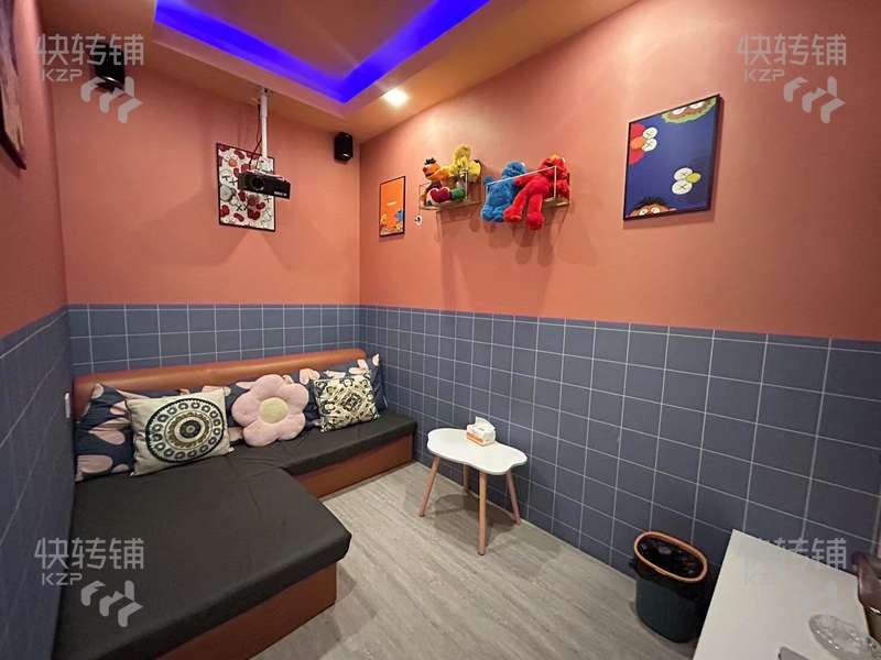 急轉常平步行街出入口位置盈利中私人影咖轉讓【附近年輕群體，百花時代廣場，夜街熱鬧，帶店鋪微信2000+會員】可空轉