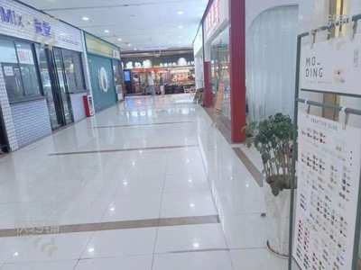 南城匯一城美甲美容店轉讓或空轉【上下兩層有閣樓、挨著電梯口、周邊辦公寫字樓比較多】