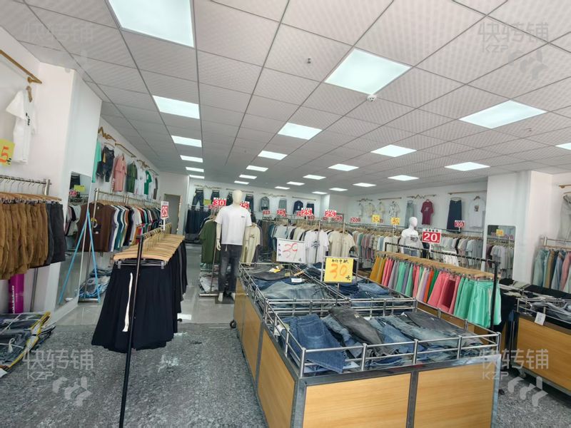 常平‘常馬路’服裝店（可空轉(zhuǎn)）轉(zhuǎn)讓【商業(yè)樓底商、對面銀行、周邊多個工廠、工業(yè)區(qū)、人流大】