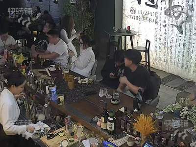 南城‘鴻福路’清吧轉(zhuǎn)讓【高端小區(qū)、寫字樓環(huán)繞、挨著國(guó)貿(mào)中心、匯一城、生意穩(wěn)定、精美裝修】可空鋪