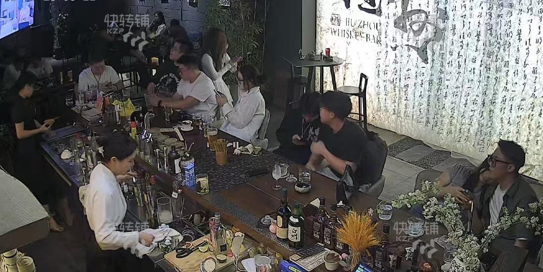 南城‘鴻福路’清吧轉(zhuǎn)讓【高端小區(qū)、寫字樓環(huán)繞、挨著國貿(mào)中心、匯一城、生意穩(wěn)定、精美裝修】可空鋪