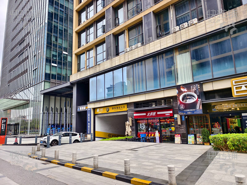 莞城‘天寶地鐵口’加盟便利店轉讓【高端寫字樓下、近地鐵口、平均3000-5000元/天、也可空轉】