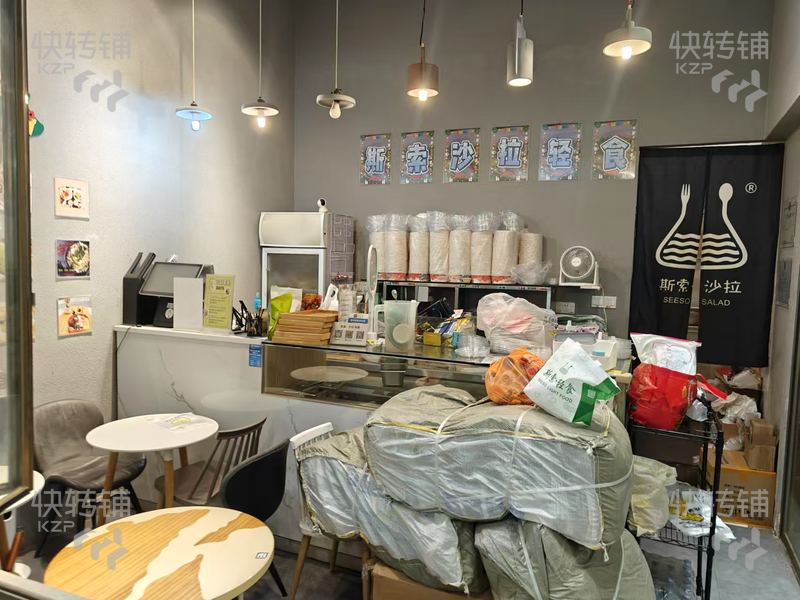 南城‘匯一城’輕食沙拉店轉讓【處CBD商圈，挨著鴻福路地鐵口，旺季月可做6萬左右、帶技術，可空轉！】