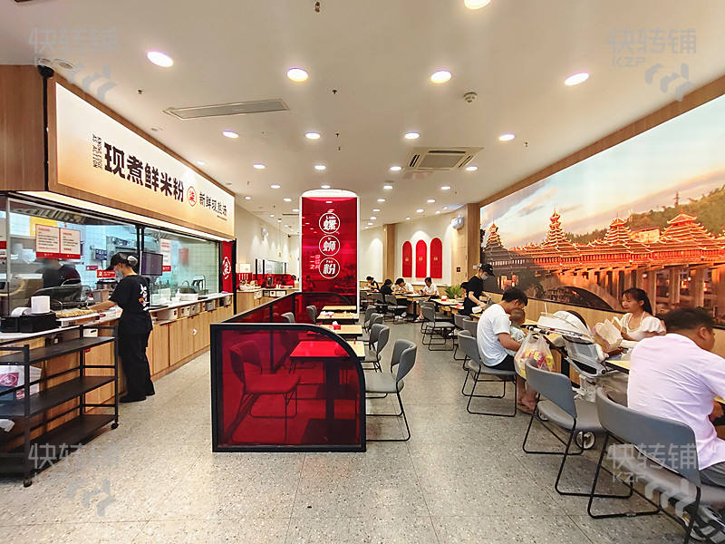 東城萬(wàn)達(dá)金街出入口處螺螄粉餐飲店轉(zhuǎn)讓【每天營(yíng)業(yè)額穩(wěn)定，美食一條街，高端小區(qū)，旁邊酒店沐足、KTV、電影院】