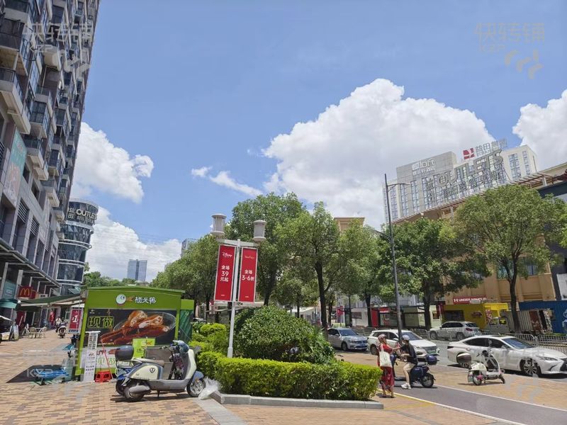 鳳崗益田‘大運城邦’快餐店轉讓【小區出入口位置，旁邊假期奧特萊斯，周邊大型住宅小區】