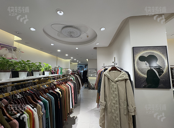 萬江風(fēng)臨美麗灣小區(qū)服裝店轉(zhuǎn)讓（中高端小區(qū)、消費(fèi)水平高，客源穩(wěn)定，上下兩層）可空轉(zhuǎn)