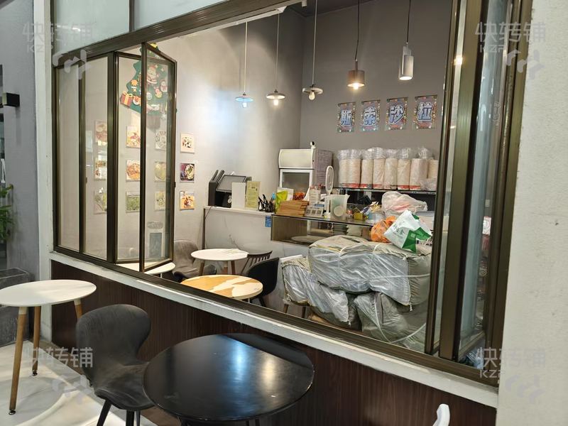 南城‘匯一城’輕食沙拉店轉讓【處CBD商圈，挨著鴻福路地鐵口，旺季月可做6萬左右、帶技術，可空轉！】