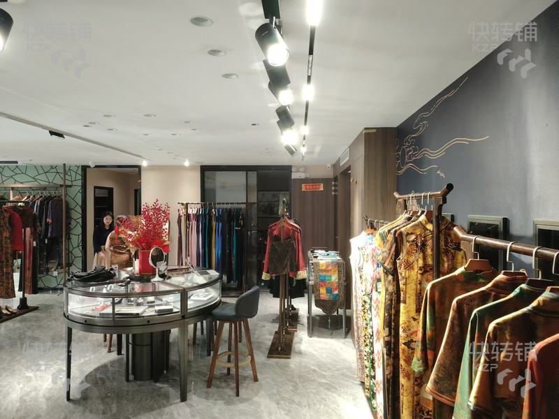南城藝展 “服裝和手飾品 ”店鋪轉讓【全新精裝修、周邊全是小區圍繞、高端客戶群體、可空轉】