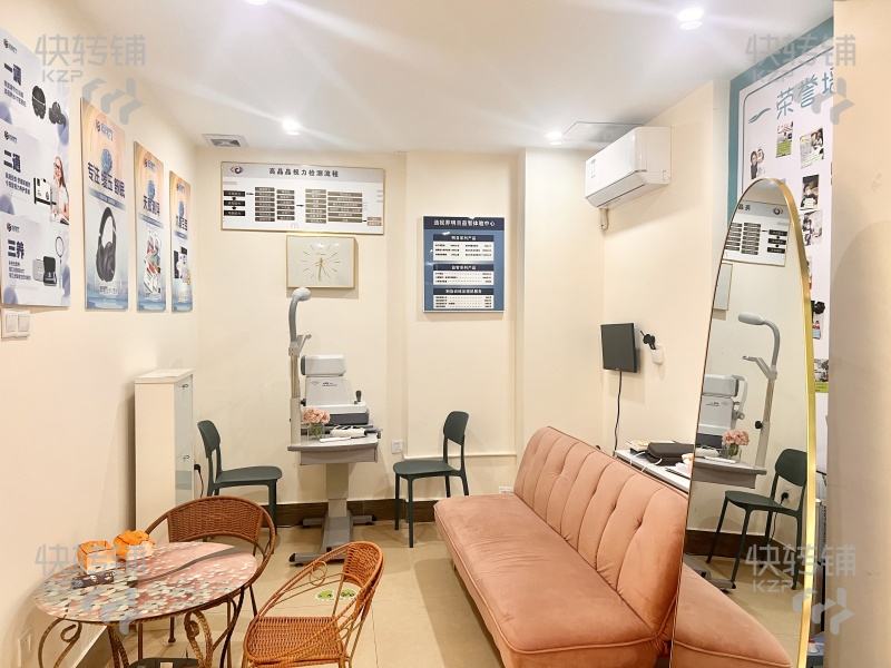 寮步萬科城市高爾夫花園眼鏡店轉讓【小區內鋪，萬里挑一，小區里面有學校，小孩子多，很適合做教培行業】