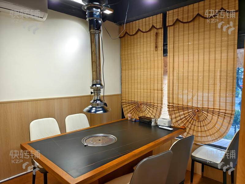 東城雍華庭‘韓國烤肉店’轉(zhuǎn)讓【經(jīng)營6年多、公交站臺后面、富人小區(qū)集中、加盟店多】