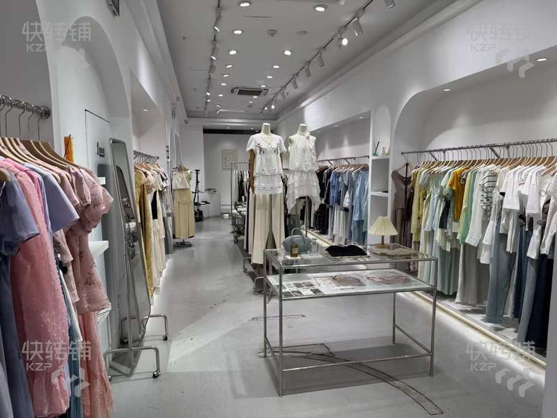 東城萬達金街服裝店轉讓/可空轉【適合任何行業、屬網紅街、繁華中心地段、人流量大、挨著地鐵口】