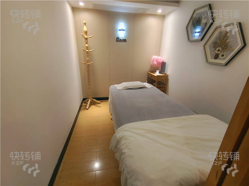 萬江‘華南摩爾附近’采耳養(yǎng)生館轉讓【御灣小區(qū)停車場入口、會員500-600、會員到店平均每天20多個、對面有網(wǎng)紅酒吧和電影院】