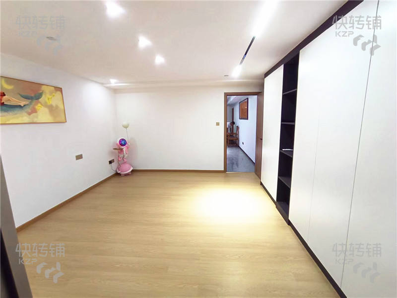 南城鴻福西路‘煙酒商行店’轉(zhuǎn)讓/可空轉(zhuǎn)【處地鐵口、近公交站臺、寫字樓、小區(qū)樓密集、交通便利停車方便】