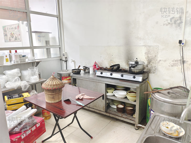 道滘“鑫港灣購物廣場”餐飲店低價轉讓【兩個商場旁、近路口、這邊已建好一個大型工業園，預計人數4-5萬人】可空鋪轉