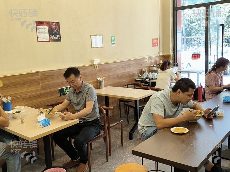 深圳寶安區餐飲店轉讓【11號地鐵終點站D出口處、旁邊有便利店，酒店，免費停車場，大型工業區，對面大型花園小區】