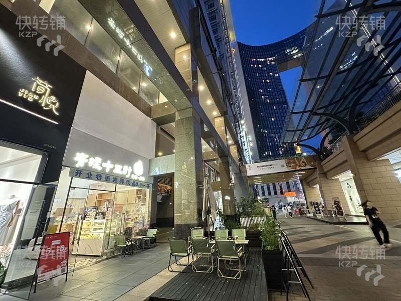 南城‘第1國際’冷飲店轉(zhuǎn)讓【匯一城商業(yè)街出入口處，緊挨著鴻福路地鐵口、國貿(mào)、周邊寫字樓大廈密集、人流旺】