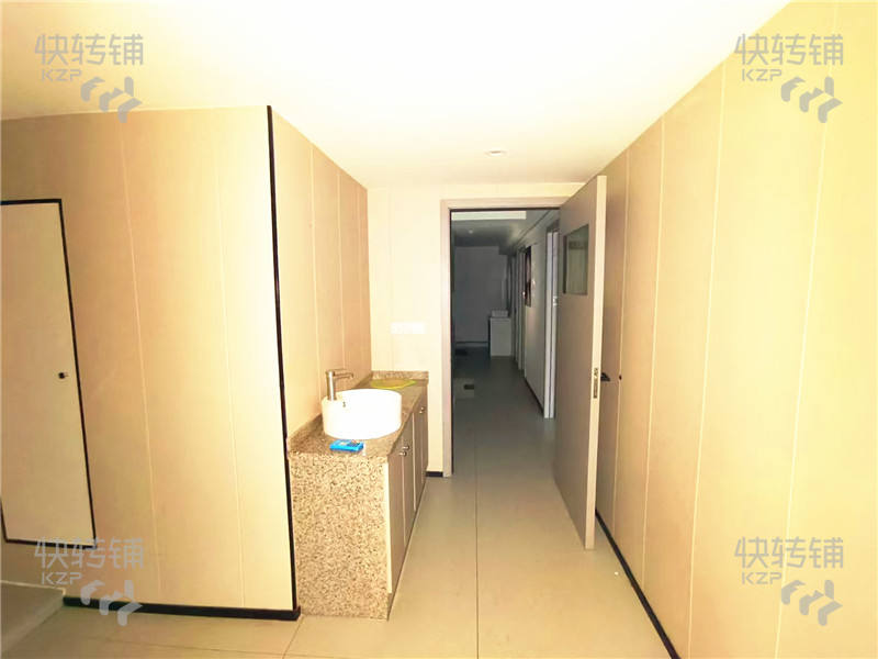 寮步萬潤美容美發館空鋪招租【商業廣場中心，客流量車流量大、招牌大氣醒目，交通停車便利】