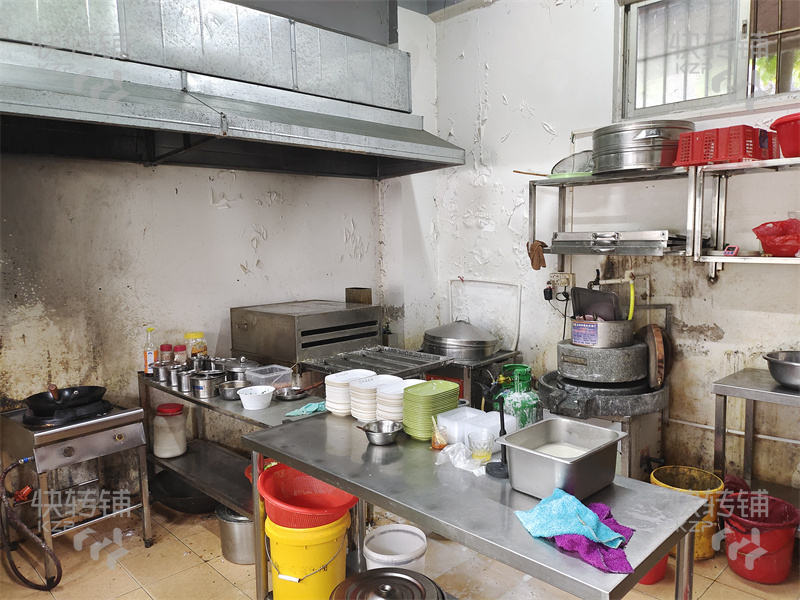 東城‘慶峰花園小區’餐飲店轉讓【6年老店、對面小區大門口、旁幼兒園、人流量大、有穩定生意、合適各種餐飲行業】