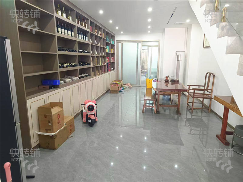 南城鴻福西路‘煙酒商行店’轉(zhuǎn)讓/可空轉(zhuǎn)【處地鐵口、近公交站臺、寫字樓、小區(qū)樓密集、交通便利停車方便】
