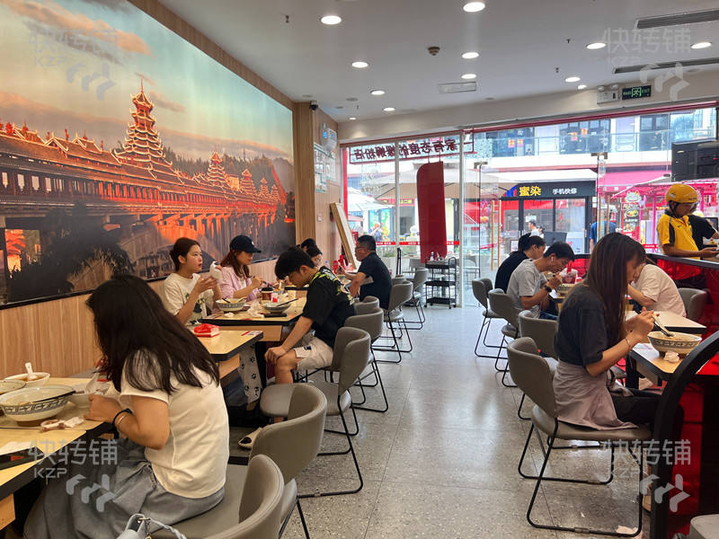 东城万达金街出入口处螺蛳粉餐饮店转让【每天营业额稳定，美食一条街，高端小区，旁边酒店沐足、KTV、电影院】