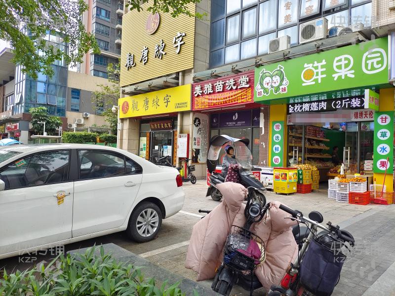 广州新塘大型小区门口水果店转让【可外摆，二楼可以住人，多个小区出入口，高端小区5600多户，幼儿园，小学附近】