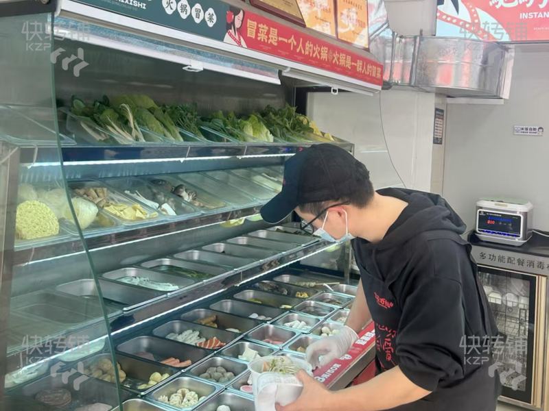 低价转，东城市中心商业街连锁冒菜麻辣烫转让【挨着星河城，人流量大，位置好，旁边市场，可空铺转让，无行业限制】