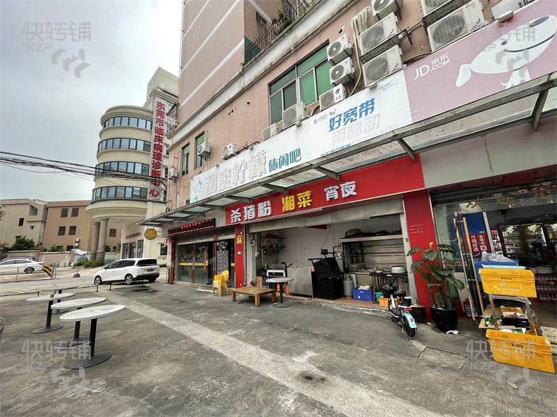 东城育华路冷饮店转让【周边住宅密集，附近商业街、公寓住宅围绕，商圈成熟、广场有100平方可做宵夜比如烤鱼烧烤等周边无竞争】】