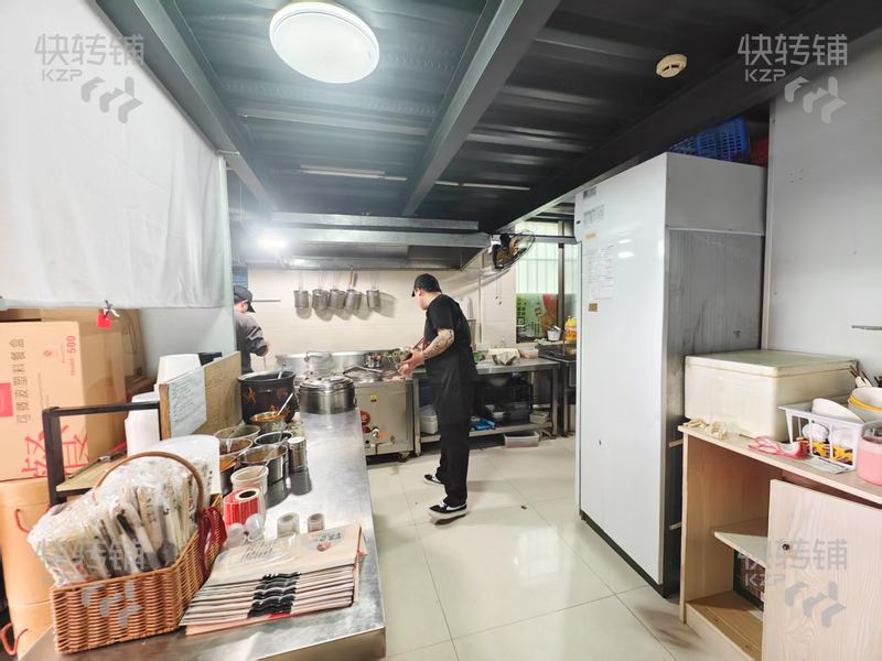 低价转，东城市中心商业街连锁冒菜麻辣烫转让【挨着星河城，人流量大，位置好，旁边市场，可空铺转让，无行业限制】