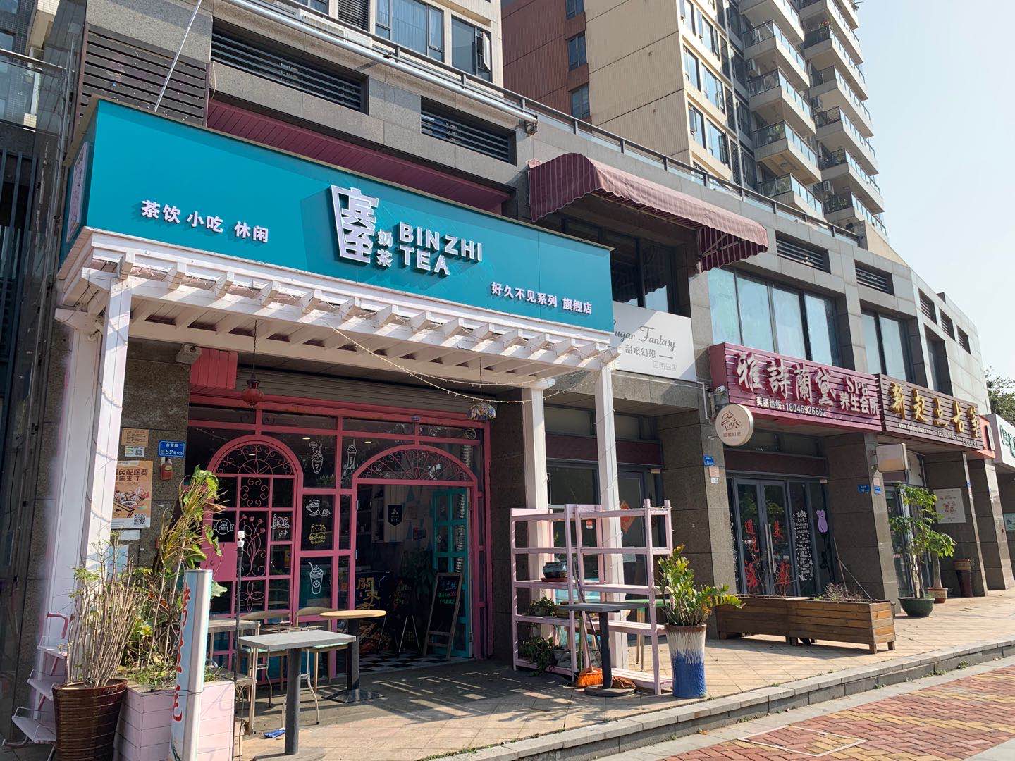 店铺利用空间大,生意稳定,店铺有二楼,可外摆,接手不用其他投入即可