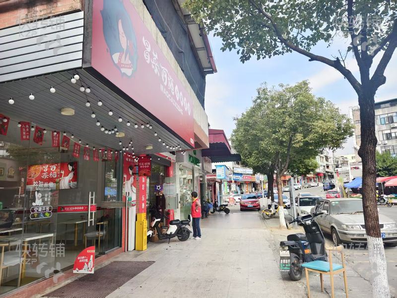 低价转，东城市中心商业街连锁冒菜麻辣烫转让【挨着星河城，人流量大，位置好，旁边市场，可空铺转让，无行业限制】