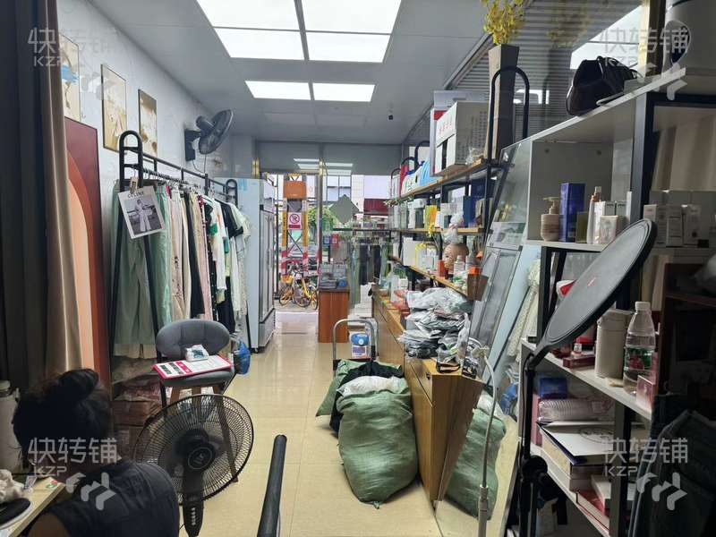 石碣明珠西路服装店转让/可直租【中心地段、小区住宅、万和百货商场广场、酒店大厦环绕，租金便宜】可空转