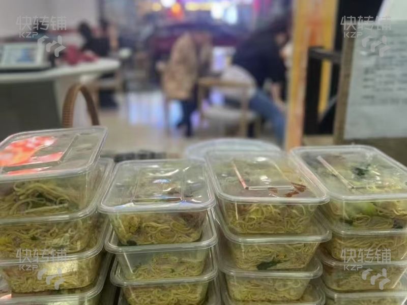 低价转，东城市中心商业街连锁冒菜麻辣烫转让【挨着星河城，人流量大，位置好，旁边市场，可空铺转让，无行业限制】