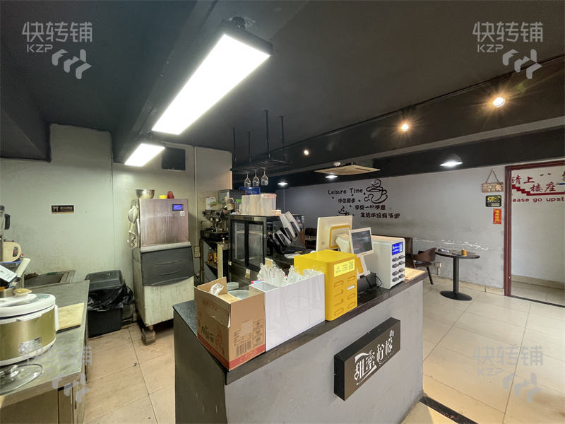 东城育华路冷饮店转让【周边住宅密集，附近商业街、公寓住宅围绕，商圈成熟、广场有100平方可做宵夜比如烤鱼烧烤等周边无竞争】】