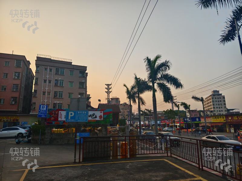 东城山湖路‘夜宵餐饮店’转让【处夜市街、周边工厂、学校、住宅区、大型商场旁，可空转】