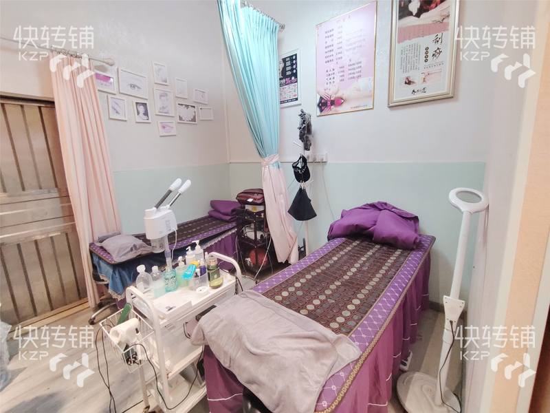 （急转）坦洲中和北街美容店转让，设备齐全，临街商铺，位置好，周边小区，出租屋密集，附近有两个大商场，是周围住户需经路 ，稳定经营七年多，会员多，有稳定客源，门口停车方便，接到赚到！！