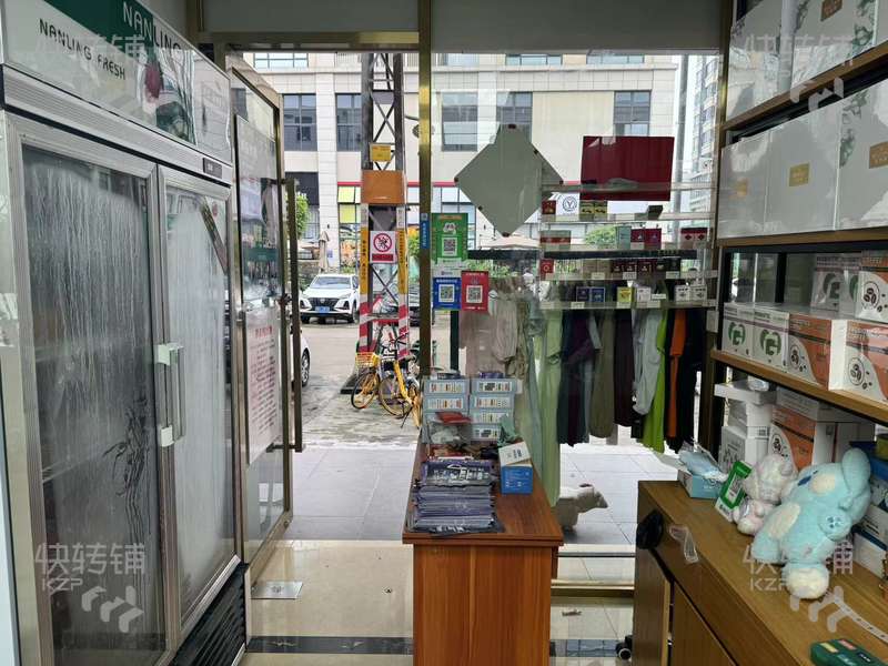 石碣明珠西路服装店转让/可直租【中心地段、小区住宅、万和百货商场广场、酒店大厦环绕，租金便宜】可空转