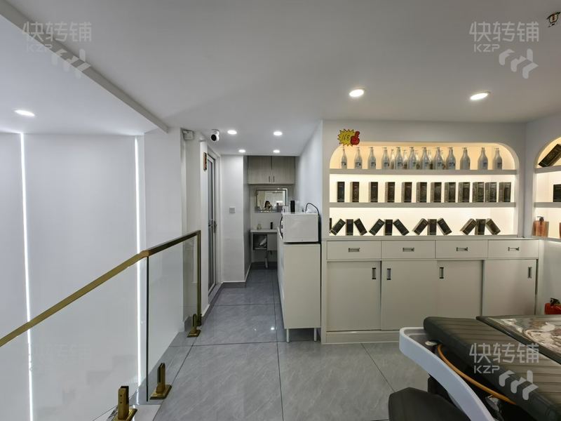 石碣‘骏隆豪景花园’美容美发店转让【全新精装、周边几个大型购物广场、几个大型住宅小区、商圈人气旺】可空转